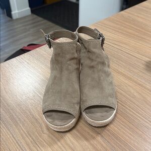 Universal Thread Beige Wedge Sandals